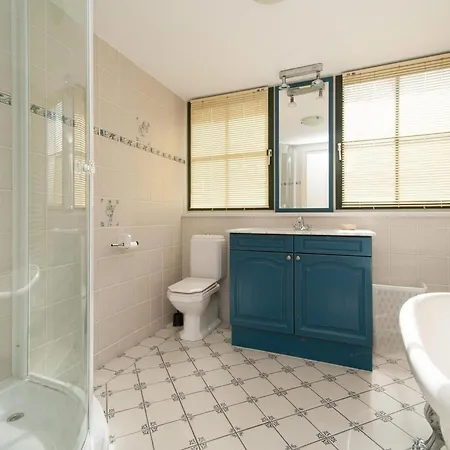 Beautifully Situated Luxury On The Water Villa *