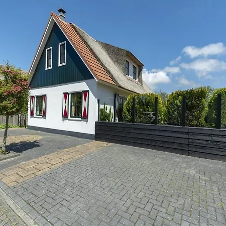 Beautifully Situated Luxury On The Water Villa *