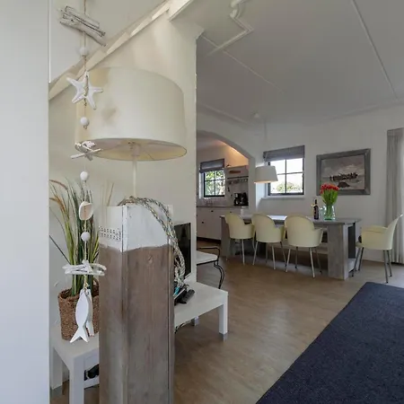 Beautifully Situated Luxury On The Water Villa *