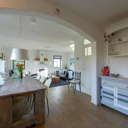 Beautifully Situated Luxury On The Water Villa *