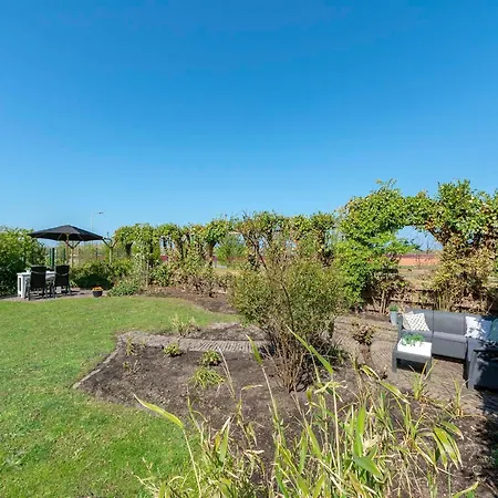Beautifully Situated Luxury On The Water Villa *